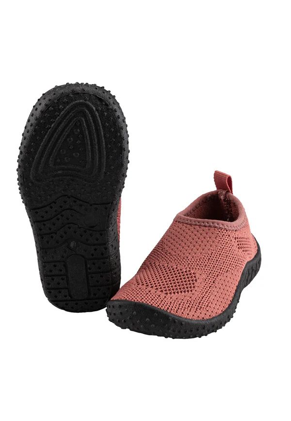 Auf dem Bild sind gestrickte Badeschuhe in der Farbe Rosenholz zu sehen. Die Schuhe haben eine schwarze Sohle und sind in der Größe 23/24 erhältlich.