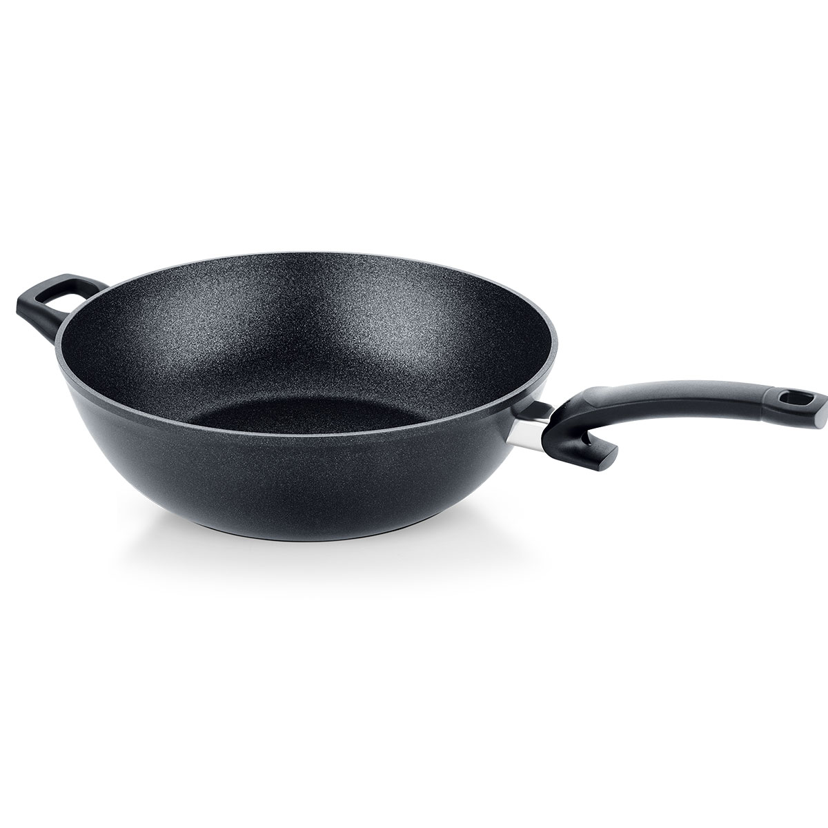 Auf dem Bild ist eine schwarze Pfanne mit zwei Griffen zu sehen. Die Pfanne hat eine tiefe, runde Form und einen langen Stielgriff auf der rechten Seite.