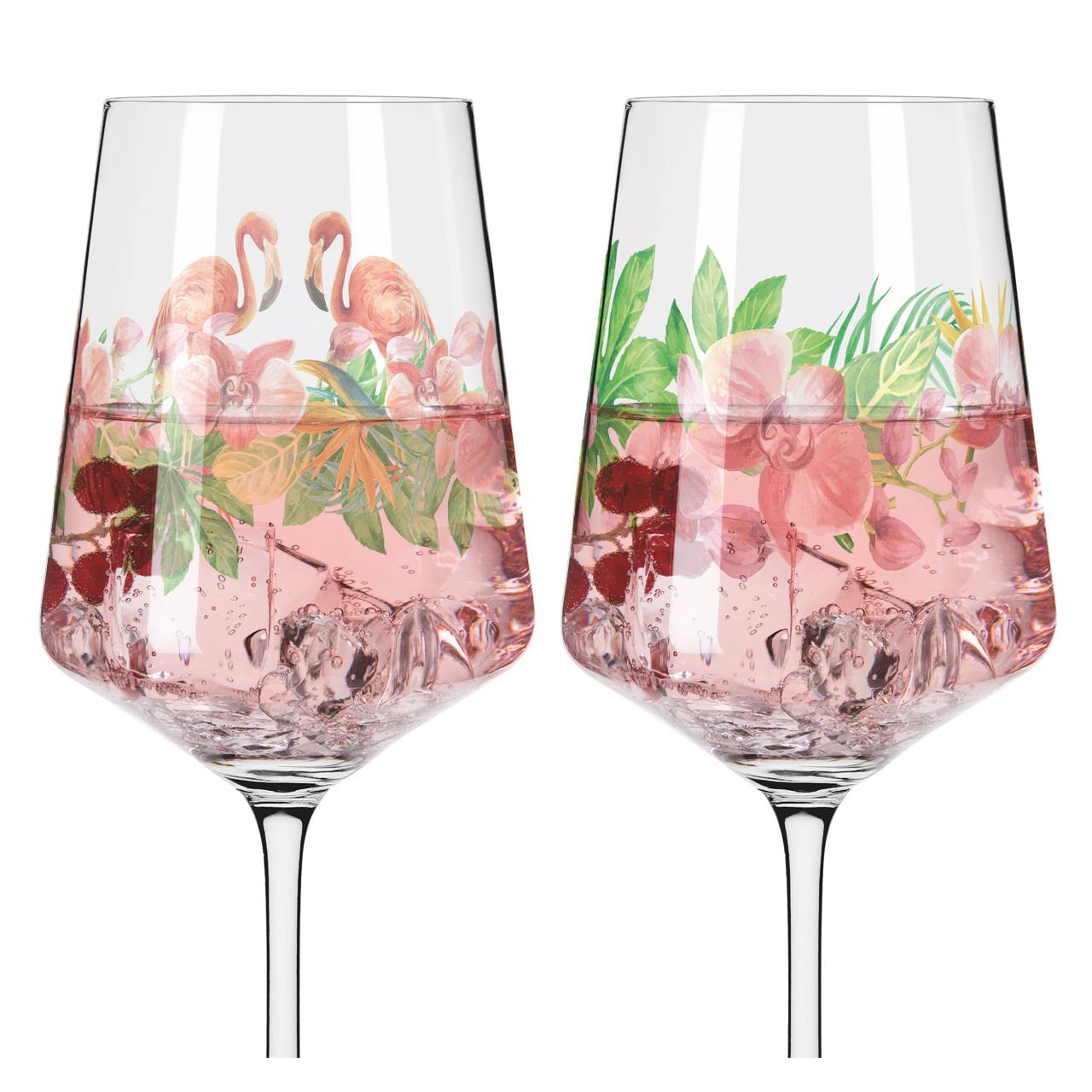 Das Bild zeigt zwei Weingläser aus dem Sommersonett Sprizz 2er-Set 005. Die Gläser sind mit bunten Flamingos und floralen Motiven verziert und enthalten ein pinkfarbenes Getränk mit Eiswürfeln.