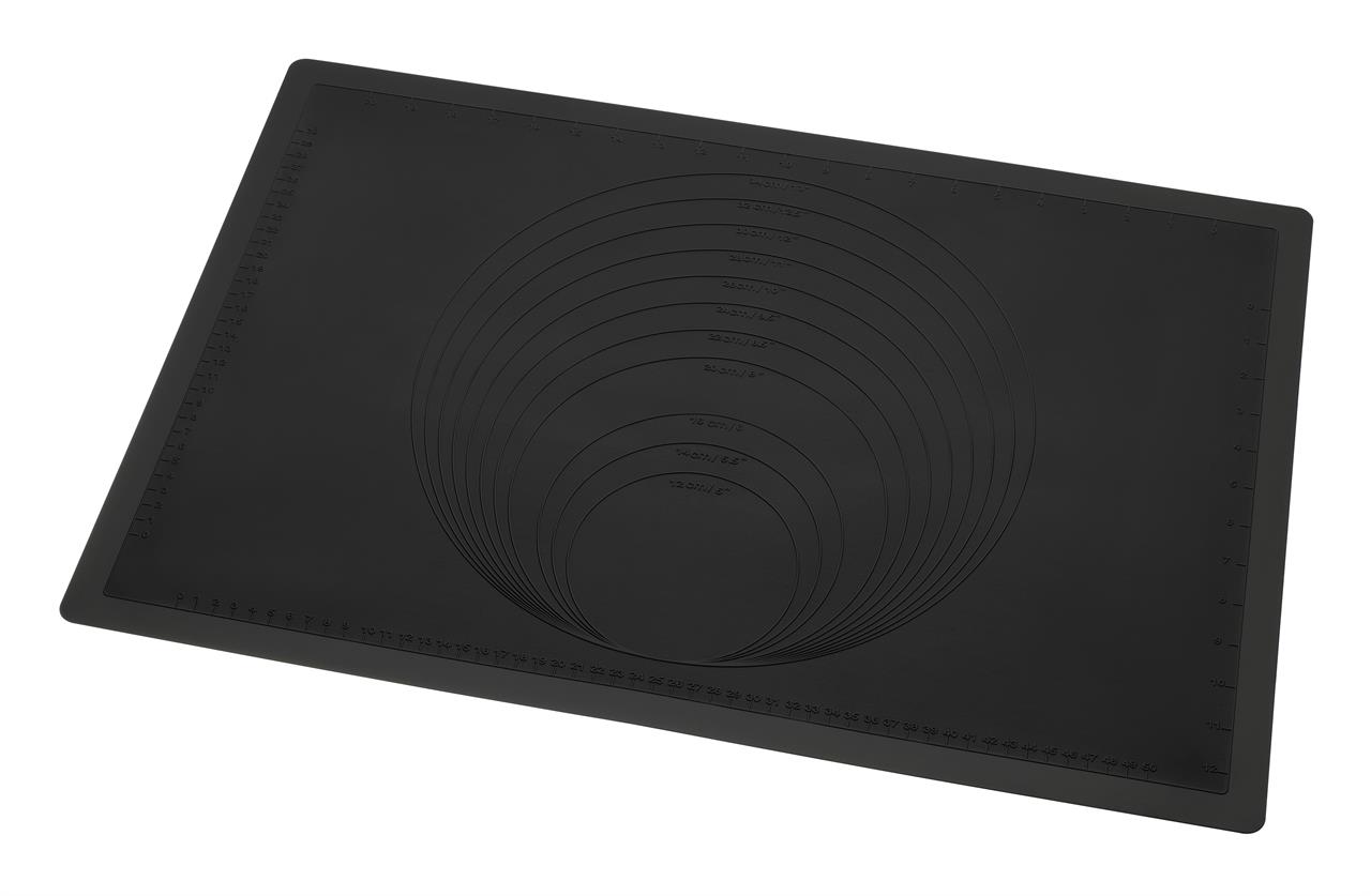 Das Bild zeigt eine schwarze Ausroll- und Backmatte der Marke Flexiform in der Größe 40x60 cm. Auf der Matte sind Kreise und Maßeinteilungen zum einfachen Ausrollen von Teig eingeprägt.
