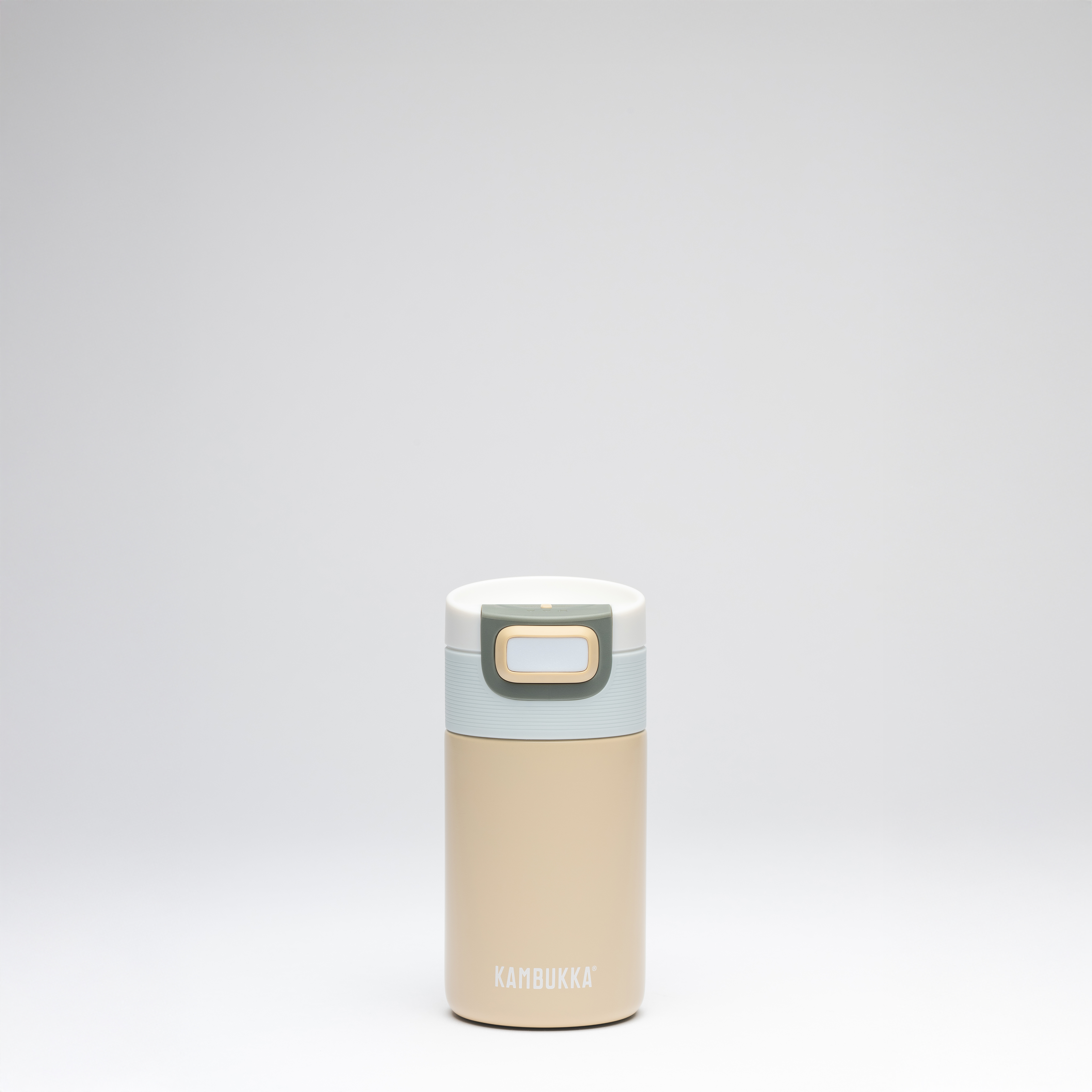 Auf dem Bild ist der Trinkbecher Etna 300ml Iced Latte zu sehen. Dieser Becher ist ideal für kalte Getränke wie Eiskaffee.