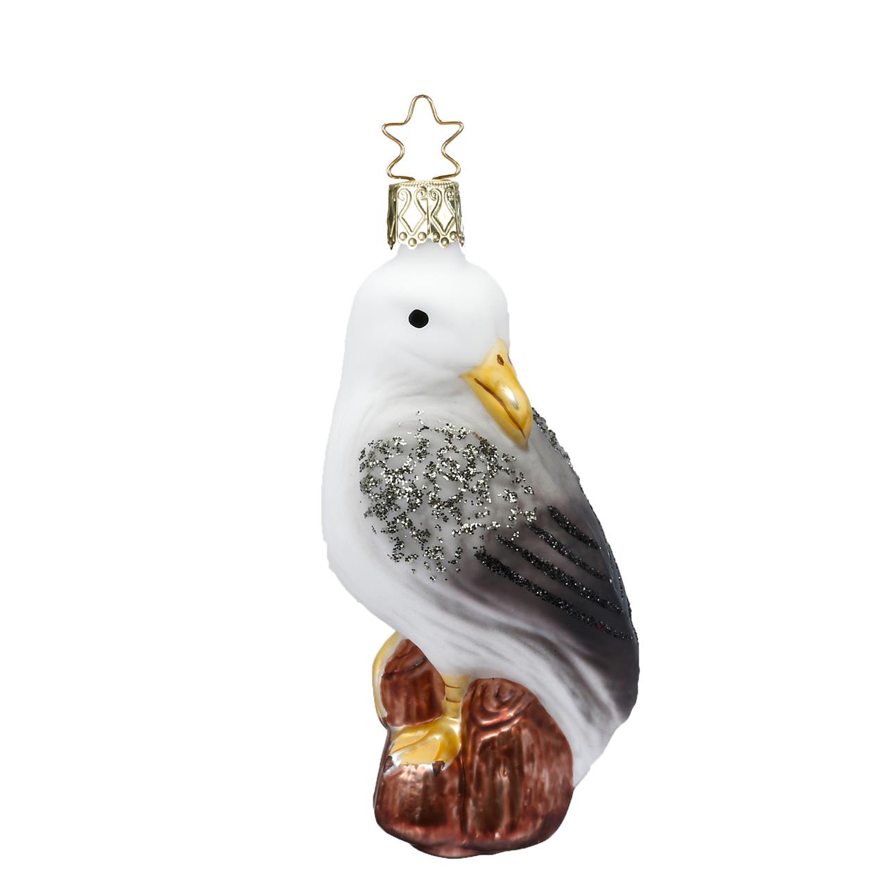 Dieses Bild zeigt einen Weihnachtsbaumanhänger in Form einer Möwe. Die Möwe ist etwa 10 cm groß und dekorativ verziert.