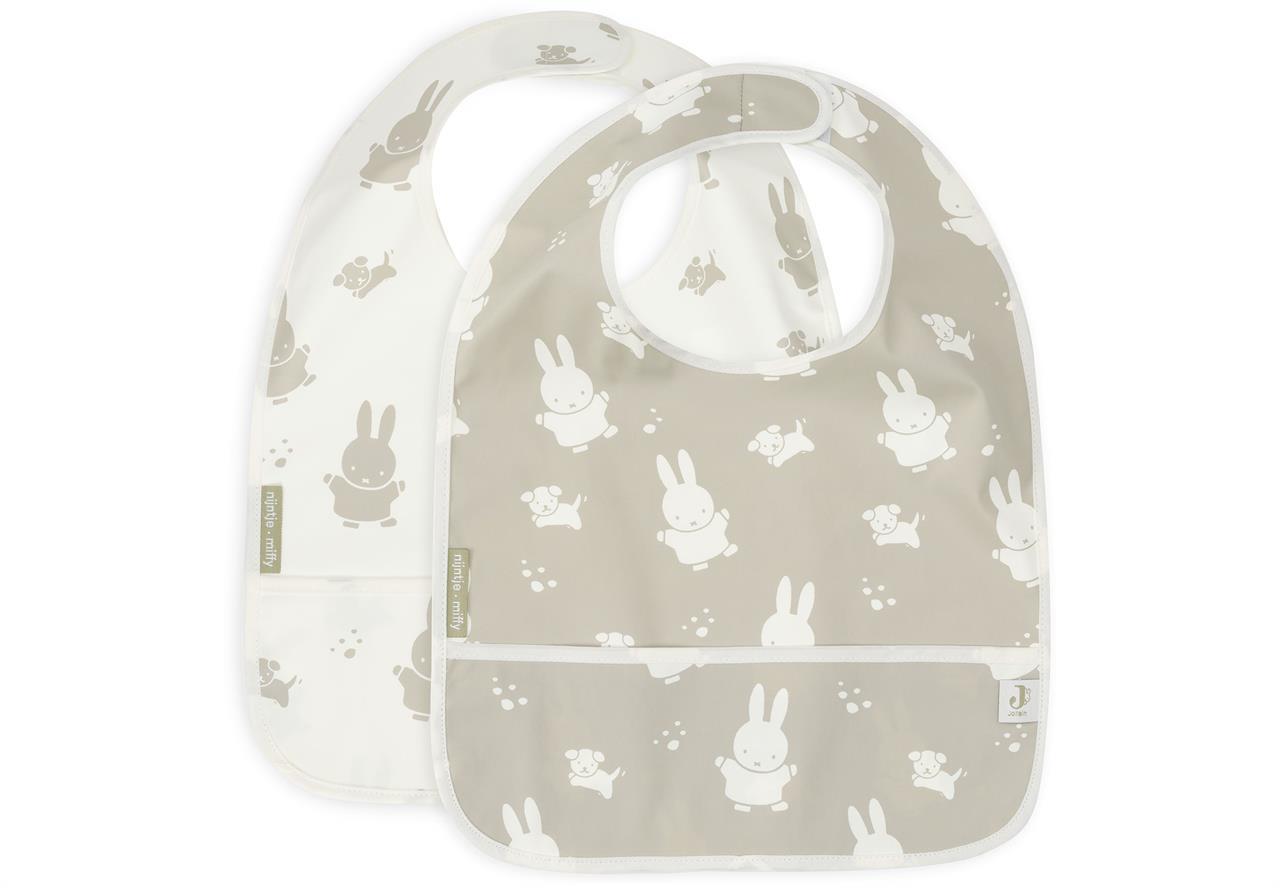 Das Bild zeigt zwei wasserdichte Lätzchen in Olivgrün mit Miffy- und Snuffy-Motiven. Beide Lätzchen haben eine praktische Auffangtasche vorne.