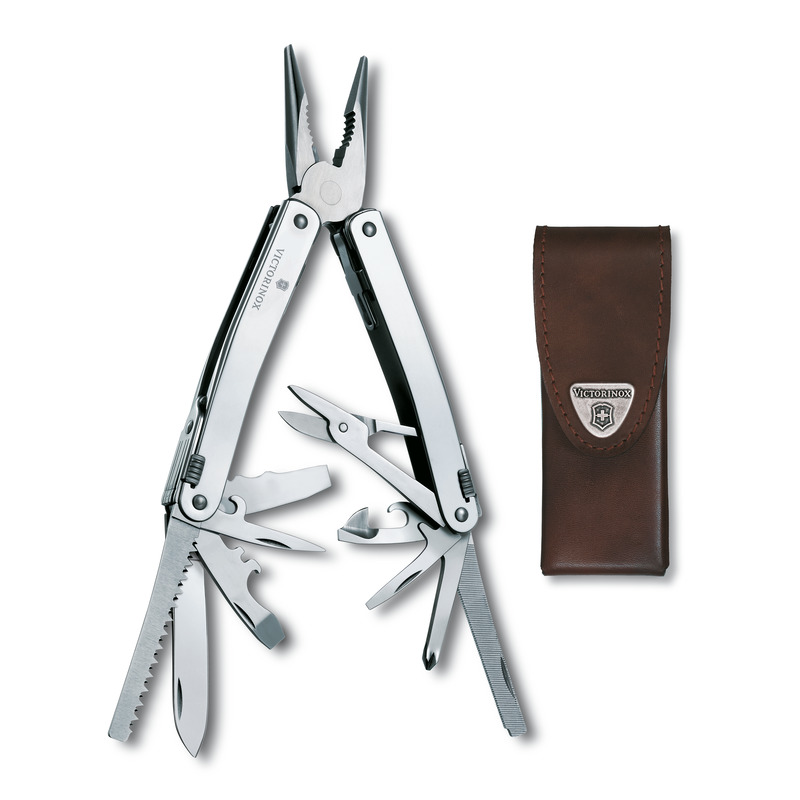Das Bild zeigt das Multitool "Swiss Tool Spirit X" mit verschiedenen ausgeklappten Werkzeugen. Daneben liegt ein braunes Lederetui mit dem Victorinox-Logo.