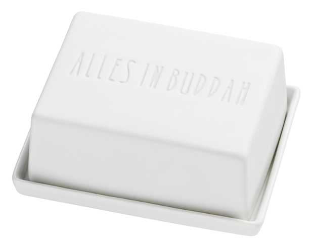 Auf dem Bild ist eine weiße Butterdose zu sehen. Auf dem Deckel steht der Schriftzug "ALLES IN BUDDAH".