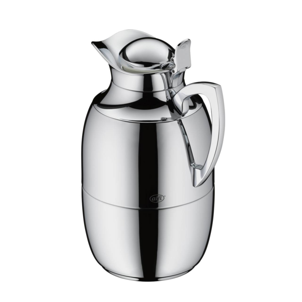 Eine elegante Isolierkanne aus Chrom ist aufgestellt. Sie steht auf einem hellen Hintergrund.