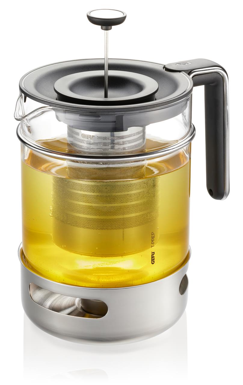 Die Abbildung zeigt eine Glasteekanne „Teekanne T-Prep 1,5l inkl. Stövchen“ mit integriertem Metallsieb. Die Kanne steht auf einem passenden Stövchen, das aus Edelstahl besteht.