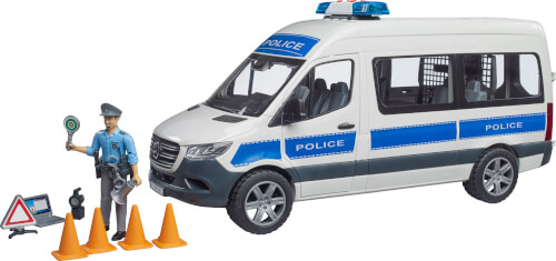 Auf dem Bild sieht man ein Polizeiauto, das neben einem Polizisten steht. Vor dem Polizisten liegen drei orangefarbene Leitkegel und einige Verkehrsschilder.