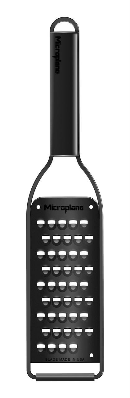 Das Bild zeigt eine grobe Reibe aus der "Black Sheep"-Kollektion von Microplane. Sie ist komplett schwarz und hat große Reibeflächen für grobes Reiben.