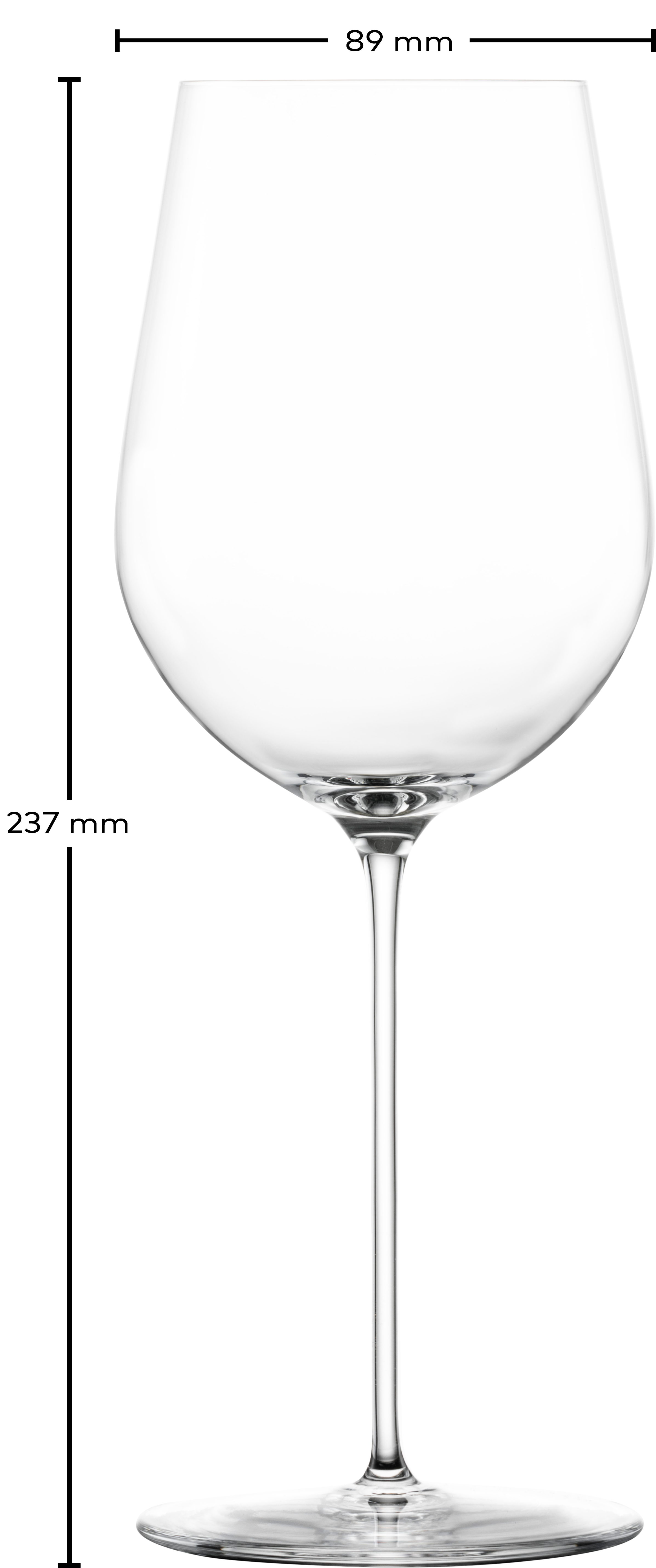 Ein schlankes Weißweinglas der VUELO-Reihe steht im Mittelpunkt des Bildes. Das Glas ist leer.