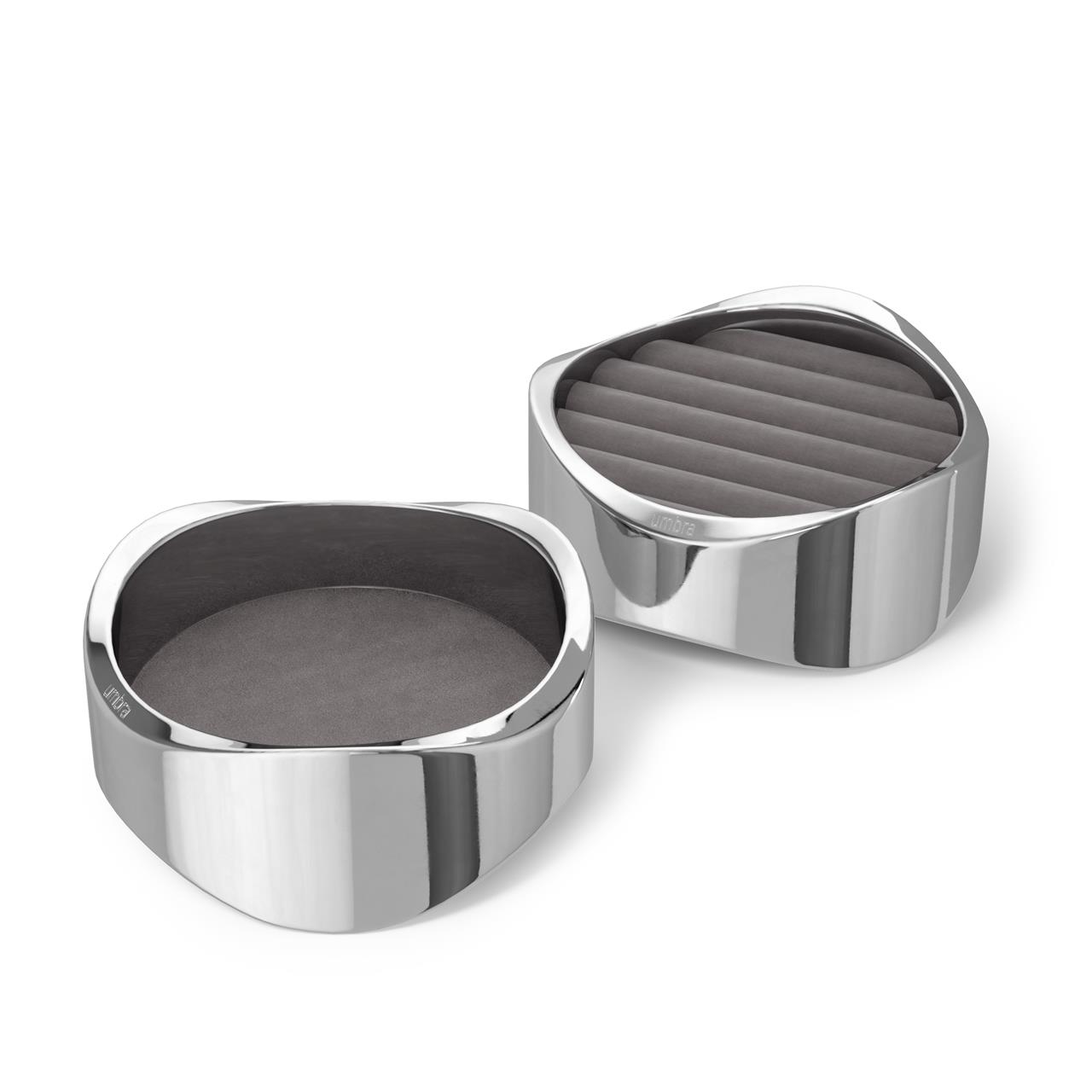 Das Bild zeigt zwei chromfarbene Schmuckorganizer mit weicher, dunkler Innenausstattung. Einer der Organizer hat gerillte Einsätze für Ringe, der andere ist offen für verschiedene Schmuckstücke.