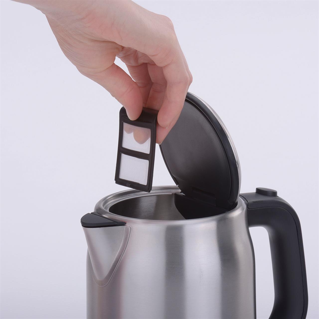 Eine Hand hebt den Filter aus dem Wasserkocher Inox 1,0L Cloer 4519 heraus. Der Wasserkocher ist aus Edelstahl und hat einen schwarzen Griff.