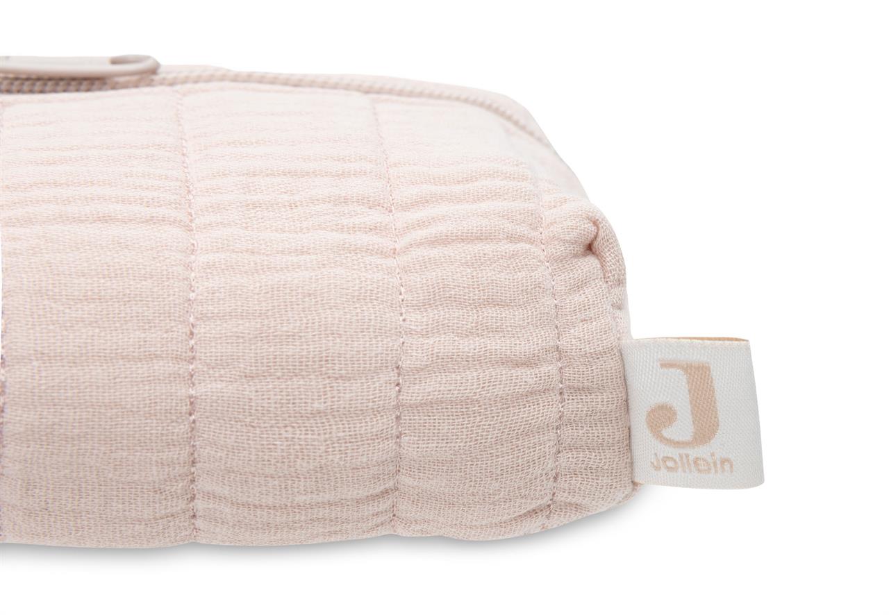 Das Bild zeigt ein rosafarbenes Feuchttücher-Etui mit der Bezeichnung "Wild Rose". An der Seite ist ein kleines Etikett mit dem Logo und dem Namen "Jollein" befestigt.
