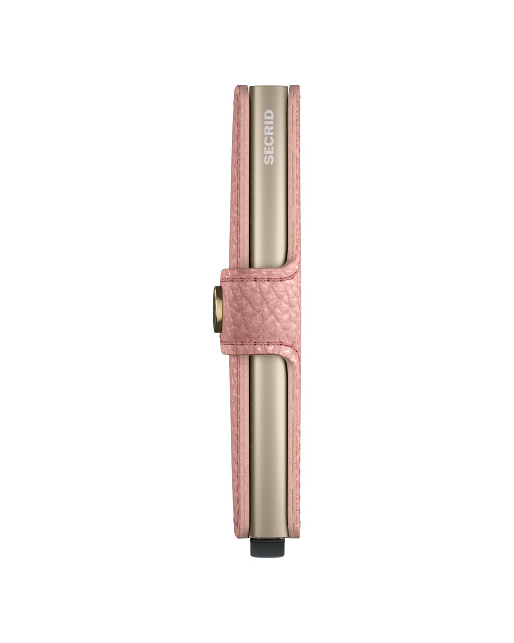 Das Bild zeigt das Produkt "Miniwallet Pebble Rose" von der Seite. Die kompakte Geldbörse besteht aus rosafarbenem, strukturiertem Leder und hat einen goldenen Verschlussknopf.