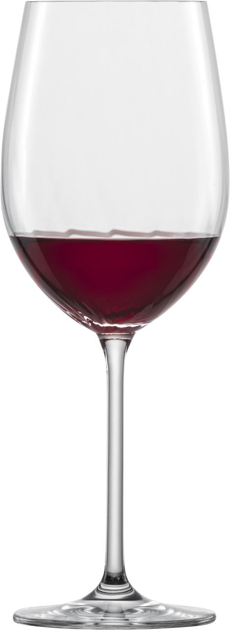 Das Bild zeigt ein elegantes Weinglas mit etwas Rotwein darin. Es handelt sich um das Produkt "Bordeaux 22, 561 ml, Prizma".