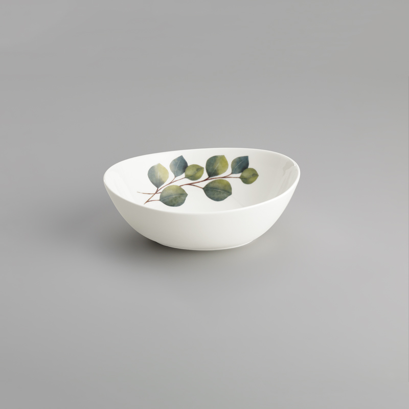 Die Abbildung zeigt eine ovale Schale aus Fine Bone China mit einem Eukalyptus-Motiv. Die Schale ist 18 cm groß und hat ein Fassungsvermögen von 0,60 Litern.