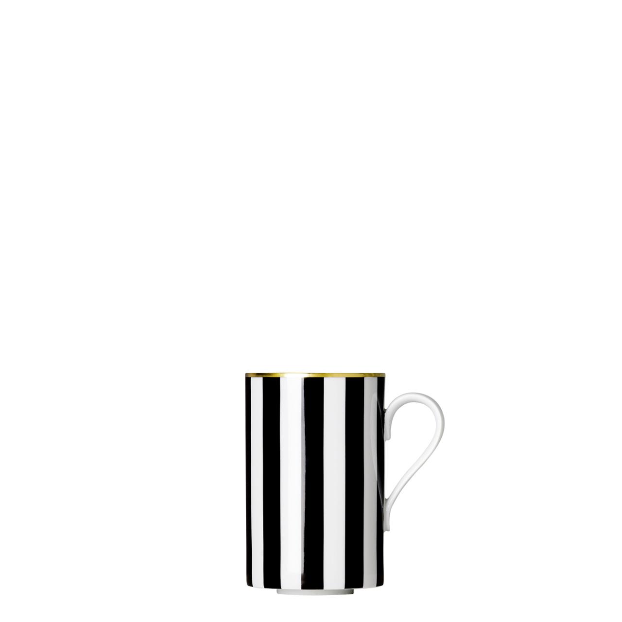 Auf dem Bild ist ein Teebecher mit einem Fassungsvermögen von 0,33 Litern zu sehen. Der Becher hat ein elegantes schwarz-weißes Streifenmuster und einen goldenen Rand.