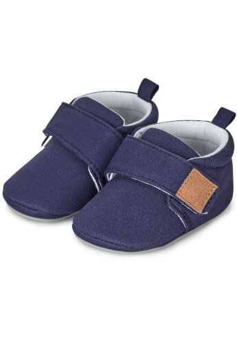 Auf dem Bild sind ein Paar dunkelblaue Babyschuhe zu sehen. Die Schuhe haben einen Klettverschluss und ein kleines braunes Detail an der Seite.
