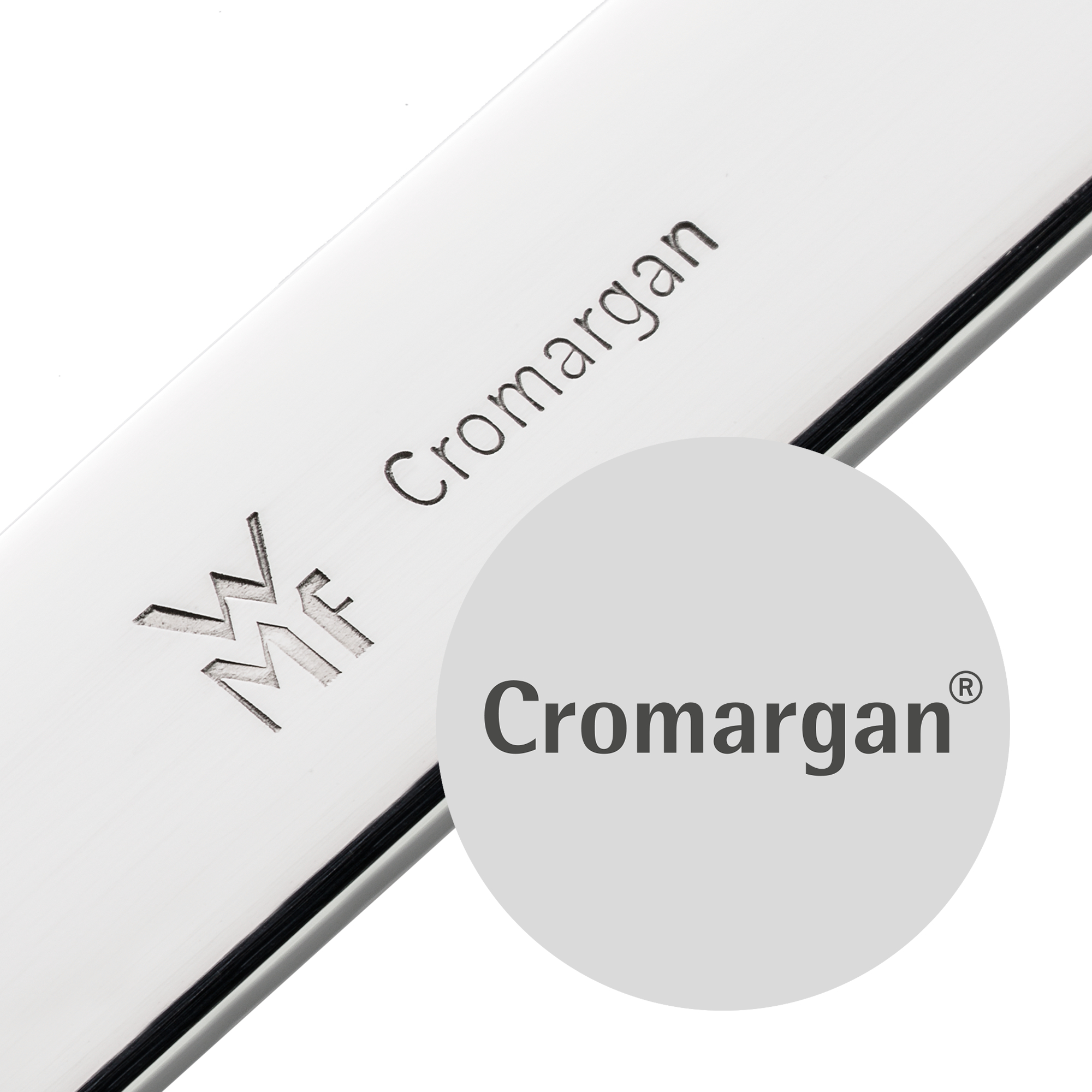 Auf dem Bild ist ein Metallgegenstand mit der Gravur "Cromargan" und dem WMF-Logo zu sehen. Im Vordergrund befindet sich ein Kreis mit dem Schriftzug "Cromargan®".