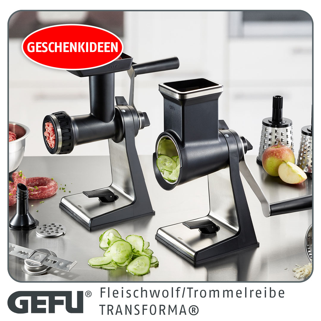 Das Bild zeigt die Trommelreibe Transforma von GEFU auf einer Küchenarbeitsplatte. Mit dem Gerät werden Gurken geschnitten und Fleisch gewolft.