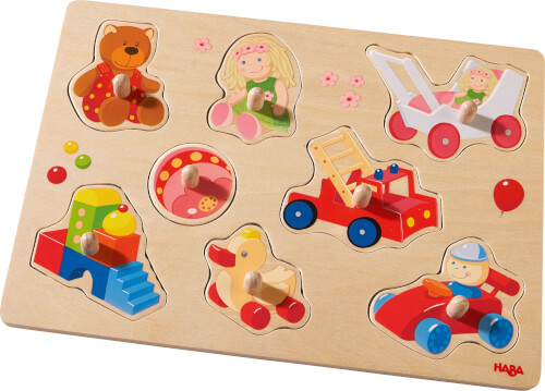 Auf dem Bild ist ein Holzpuzzle mit verschiedenen bunten Motiven zu sehen. Es gibt Figuren wie einen Teddybär, ein Auto, ein Mädchen und ein Schaukelpferd.