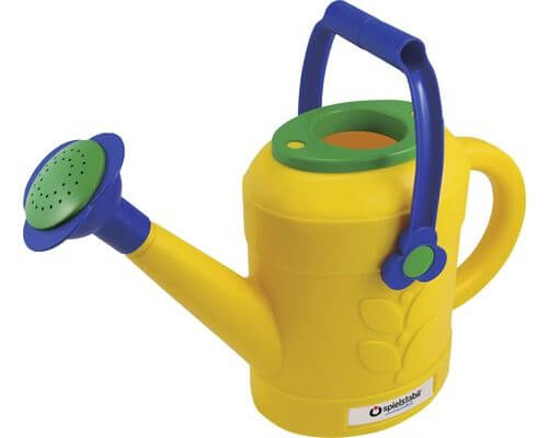 Auf dem Bild ist eine bunte Gießkanne zu sehen. Sie ist hauptsächlich gelb mit blauen und grünen Details.