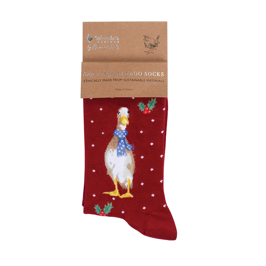 Hier sind rot gefärbte Weihnachtssocken für Frauen mit Ente-Motiv und 'Scarves'-Schriftzug. Die Socken halten Ihre Füße warm und sehen festlich aus.
