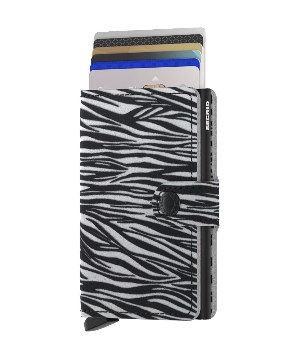 Das Bild zeigt ein Miniwallet mit einem Zebra-Muster in Hellgrau. Aus dem Wallet sind mehrere Kreditkarten sichtbar.