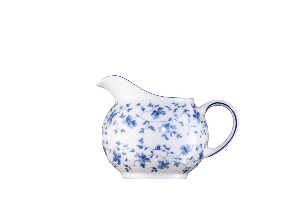 Das Bild zeigt ein weißes Milchkännchen mit einem blauen Blütenmuster. Es hat einen Henkel und eine Ausgusstülle und ist für sechs Personen geeignet.