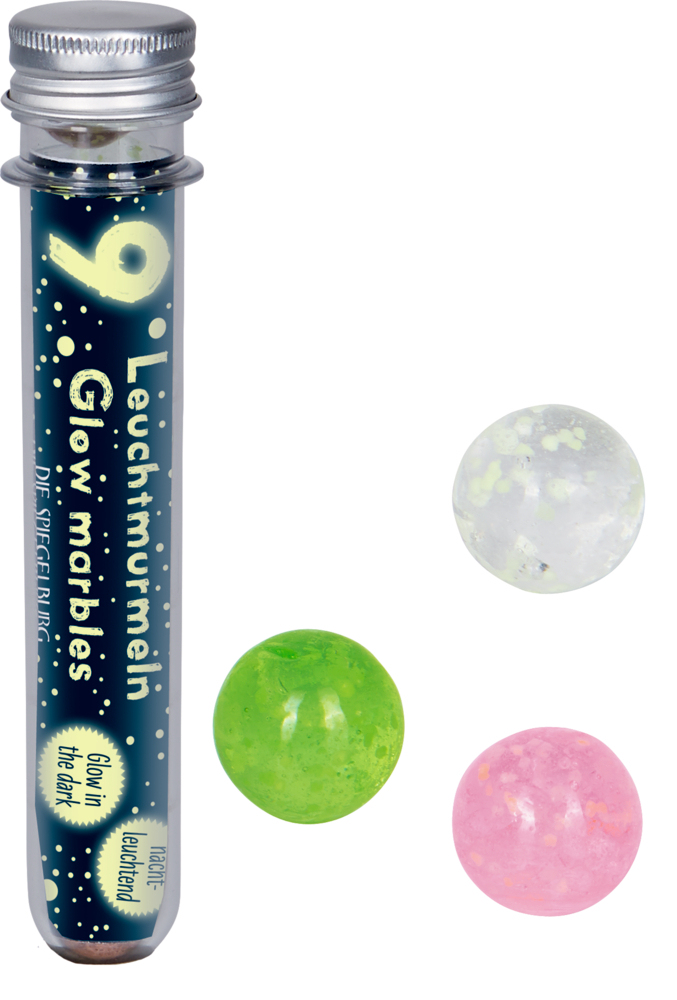 Das Bild zeigt eine kleine Röhre mit der Aufschrift "Leuchtmurmeln Glow marbles" sowie drei bunte Murmeln daneben. Die Murmeln sind durchsichtig in den Farben Weiß, Grün und Rosa und leuchten im Dunkeln.