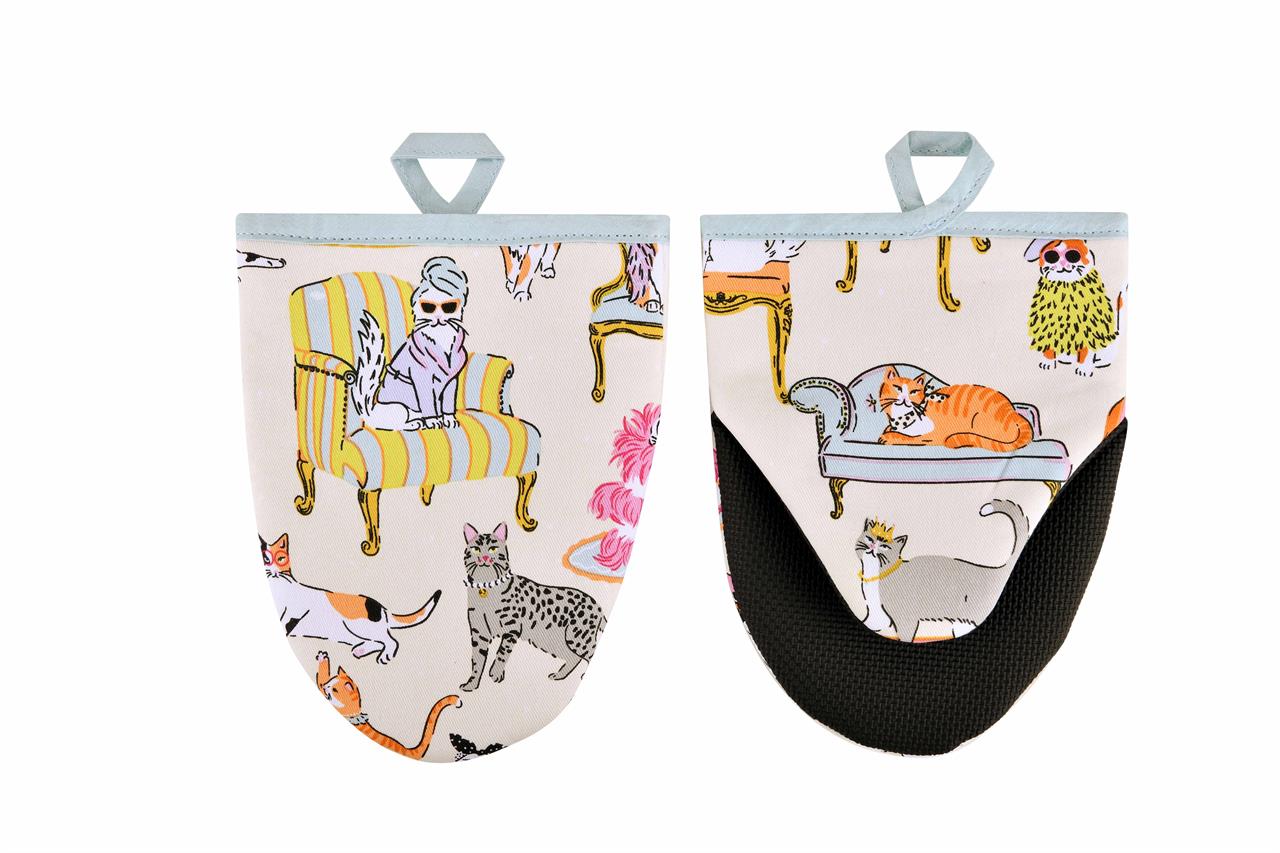 Das Bild zeigt ein 2er Set Minitopflappen mit dem Motiv "Cool Cats". Die Topflappen sind mit lustigen Katzen und bunten Sesseln bedruckt.