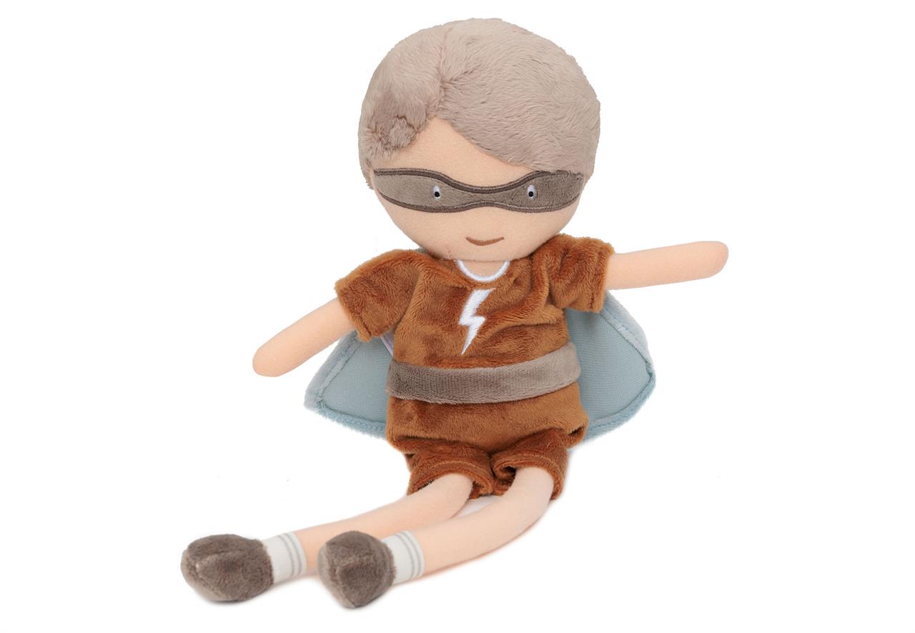 Das Bild zeigt das Kuscheltier "Superhero - Dave". Die Puppe trägt ein braunes Superhelden-Kostüm mit Maske, Umhang und einem Blitzsymbol auf der Brust.