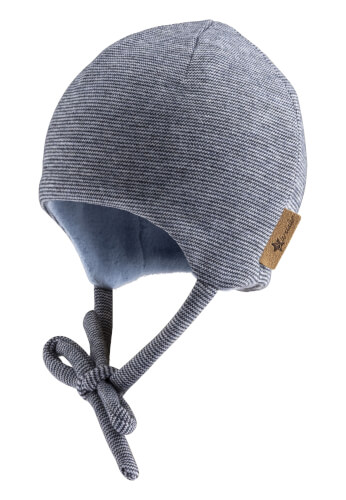 Die Abbildung zeigt eine gestrickte graue Babymütze mit feinem Muster. Die Mütze hat Bändchen zum Binden unter dem Kinn und ein kleines braunes Stoffetikett an der Seite.