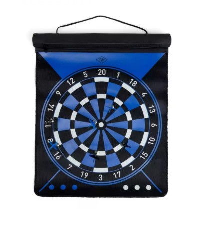 Das Bild zeigt eine Dartboard Roll. Diese kann einfach ausgerollt und als Dartbrett verwendet werden.