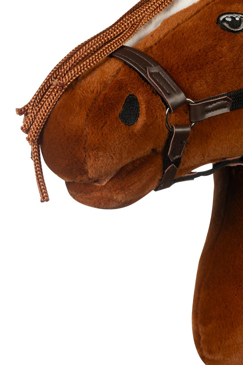 Das Bild zeigt den Kopf eines Steckenpferdes mit braunem Fell und einer passenden Mähne. Das Produkt heißt „Hobby Horse -Premium- Dunkelfuchs“ und trägt ein braunes Zaumzeug.