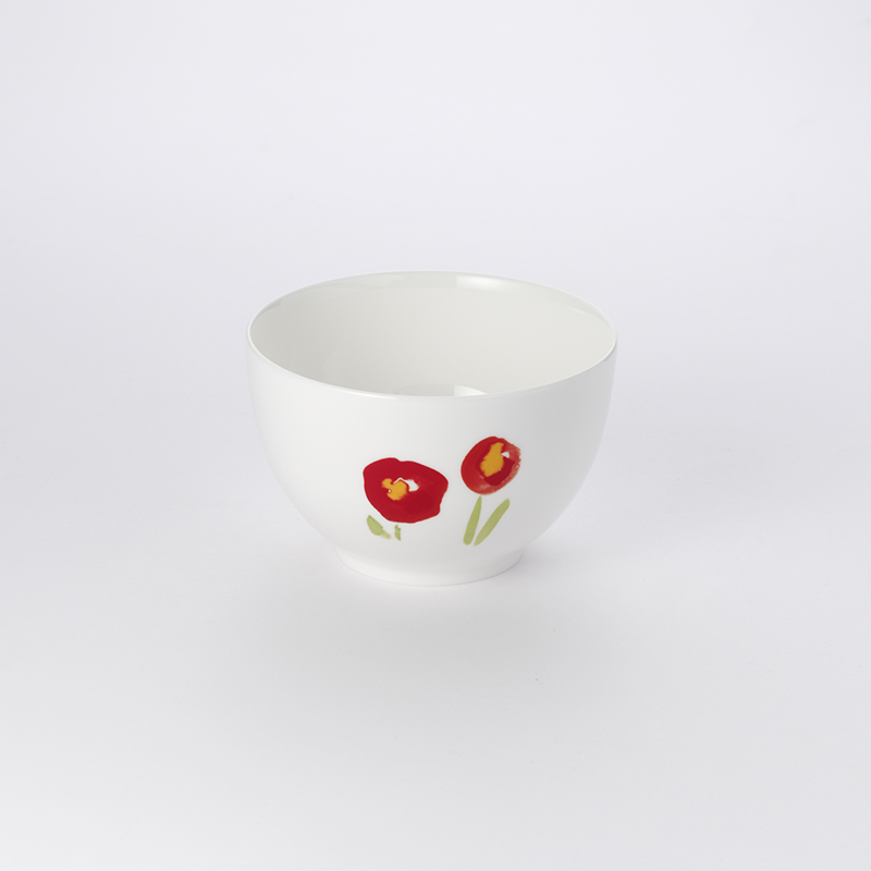 Die Abbildung zeigt eine weiße Schale aus Fine Bone China mit einem Füllvolumen von 0,40 l und einem Durchmesser von 12,5 cm. Auf der Schale sind zwei rote Mohnblumen als Dekor abgebildet.