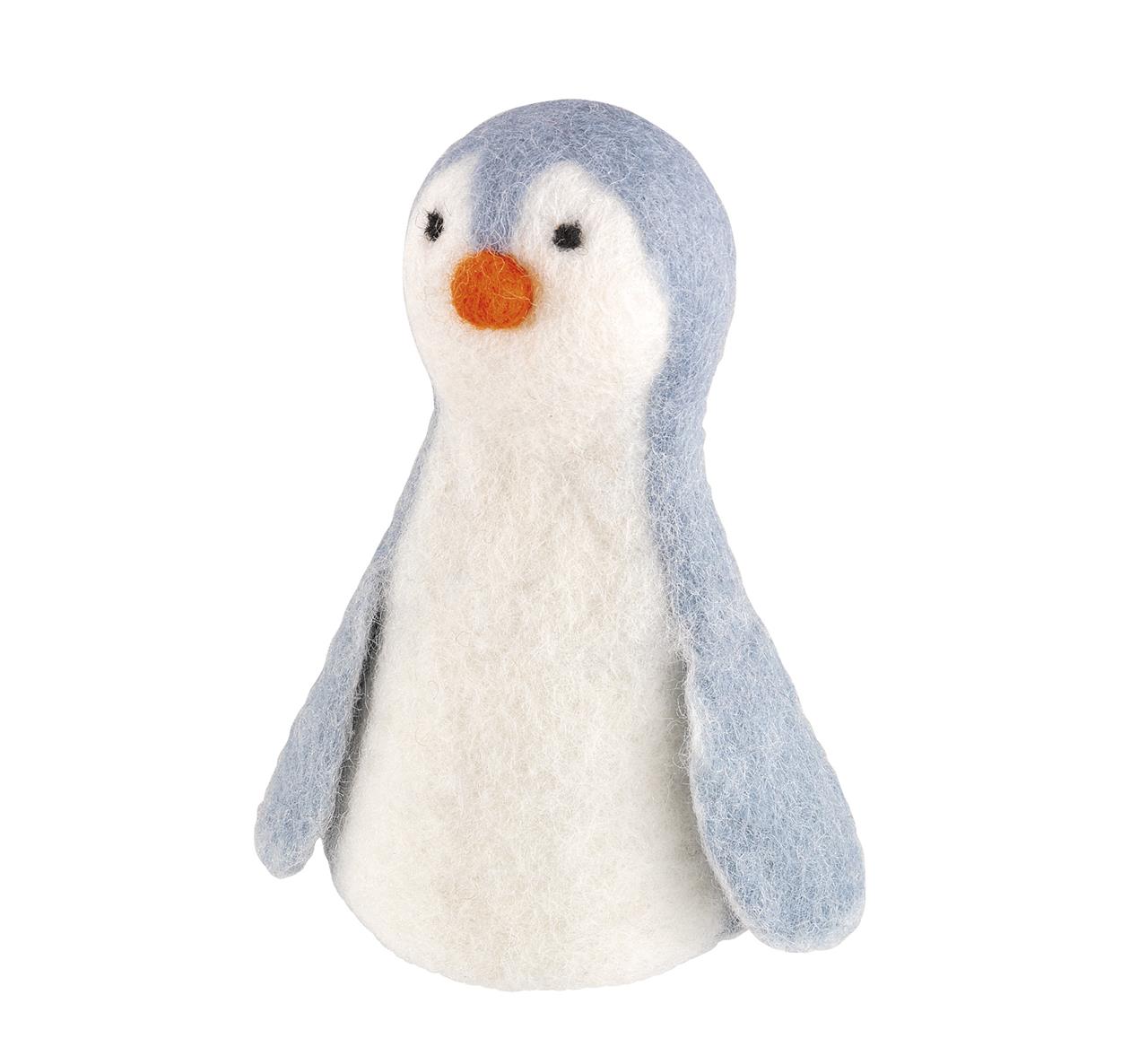 Das Bild zeigt einen Eierwärmer in Form eines niedlichen Pinguins aus Filz. Der Pinguin ist weiß und hellblau und hat einen orangefarbenen Schnabel.