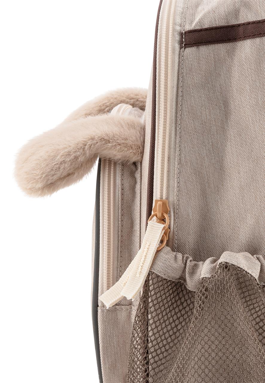 Der Kinderrucksack Hund Lucky in Beige ist auf dem Bild zu sehen. Er hat ein kuscheliges, beigefarbenes Hundeohr und ein Netzfach an der Seite.