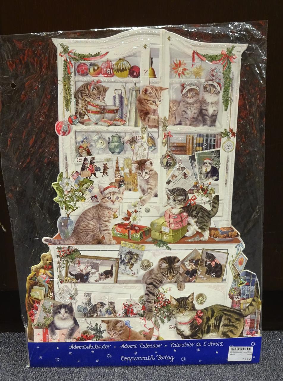 Auf dem Bild ist ein Adventskalender mit vielen niedlichen Katzen in weihnachtlicher Umgebung zu sehen. Der Kalender trägt den Titel "Adventskalender Katzen im Advent (Behr) DIN A3".