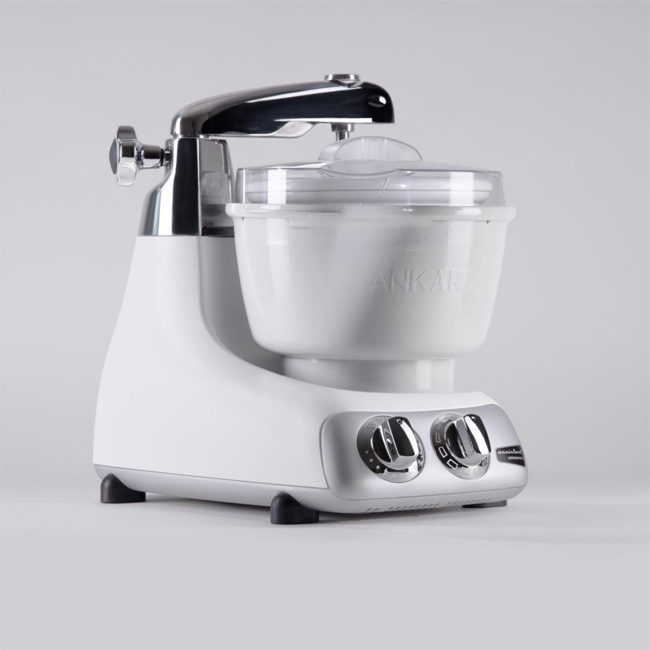 Auf dem Bild ist eine Eismaschine der Marke Ankarsrum zu sehen. Das Gerät ist modern gestaltet und verfügt über zwei Einstellknöpfe an der Vorderseite.