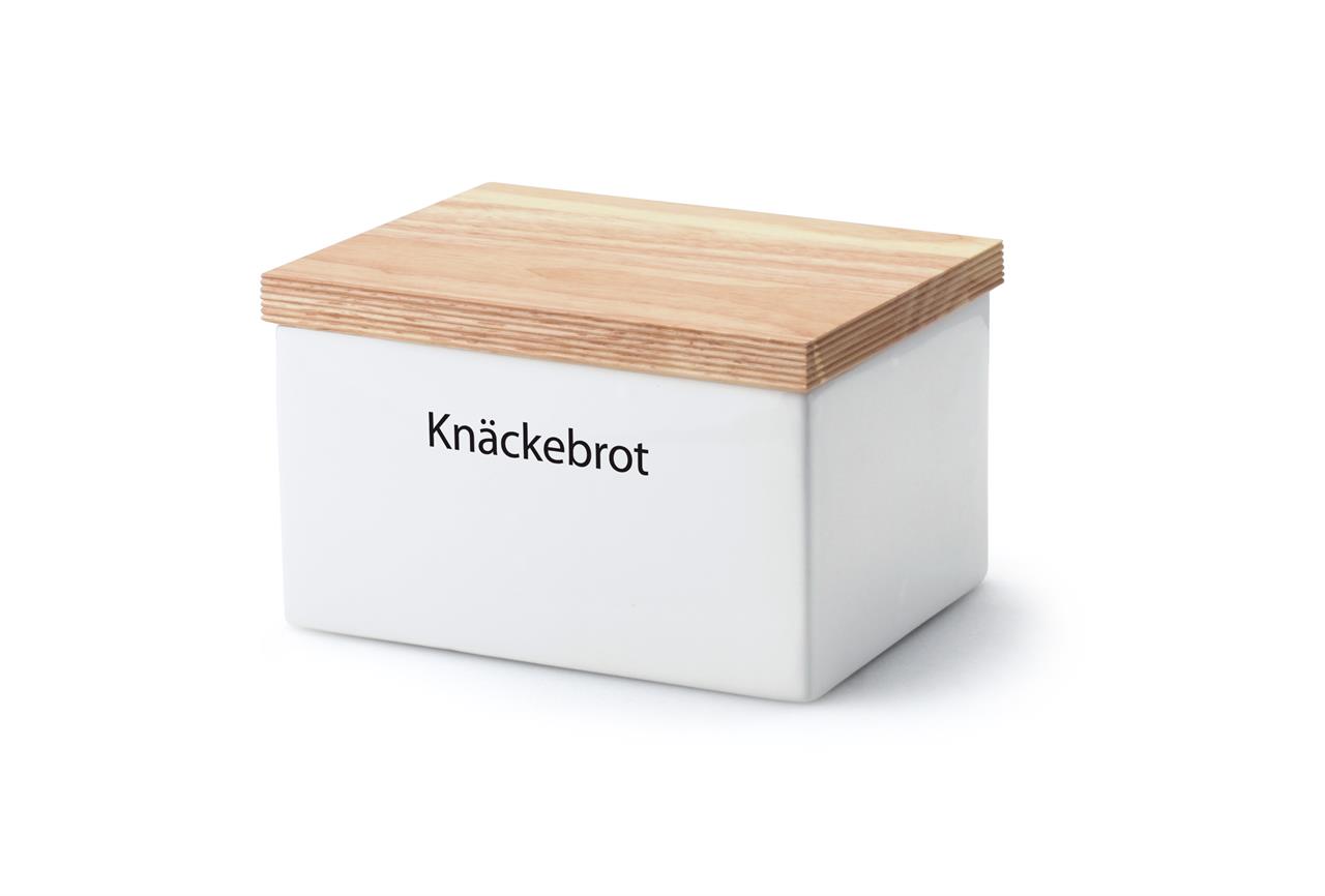 Auf dem Bild ist eine weiße Vorratsdose aus Keramik mit den Maßen 17,5x13,5x11 cm zu sehen. Sie hat einen Holzdeckel und trägt die Aufschrift "Knäckebrot".