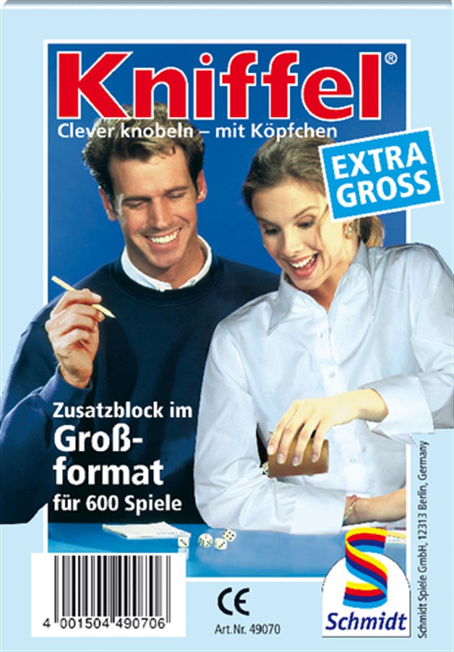 Auf dem Bild ist ein Zusatzblock für das Spiel Kniffel im Großformat zu sehen. Zwei Personen spielen gemeinsam und haben Spaß dabei.