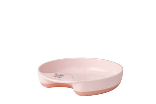 Das Bild zeigt einen flachen, rosa Teller mit einer runden und einer kleinen eingekerbten Seite. Der Teller liegt auf einem weißen Hintergrund.