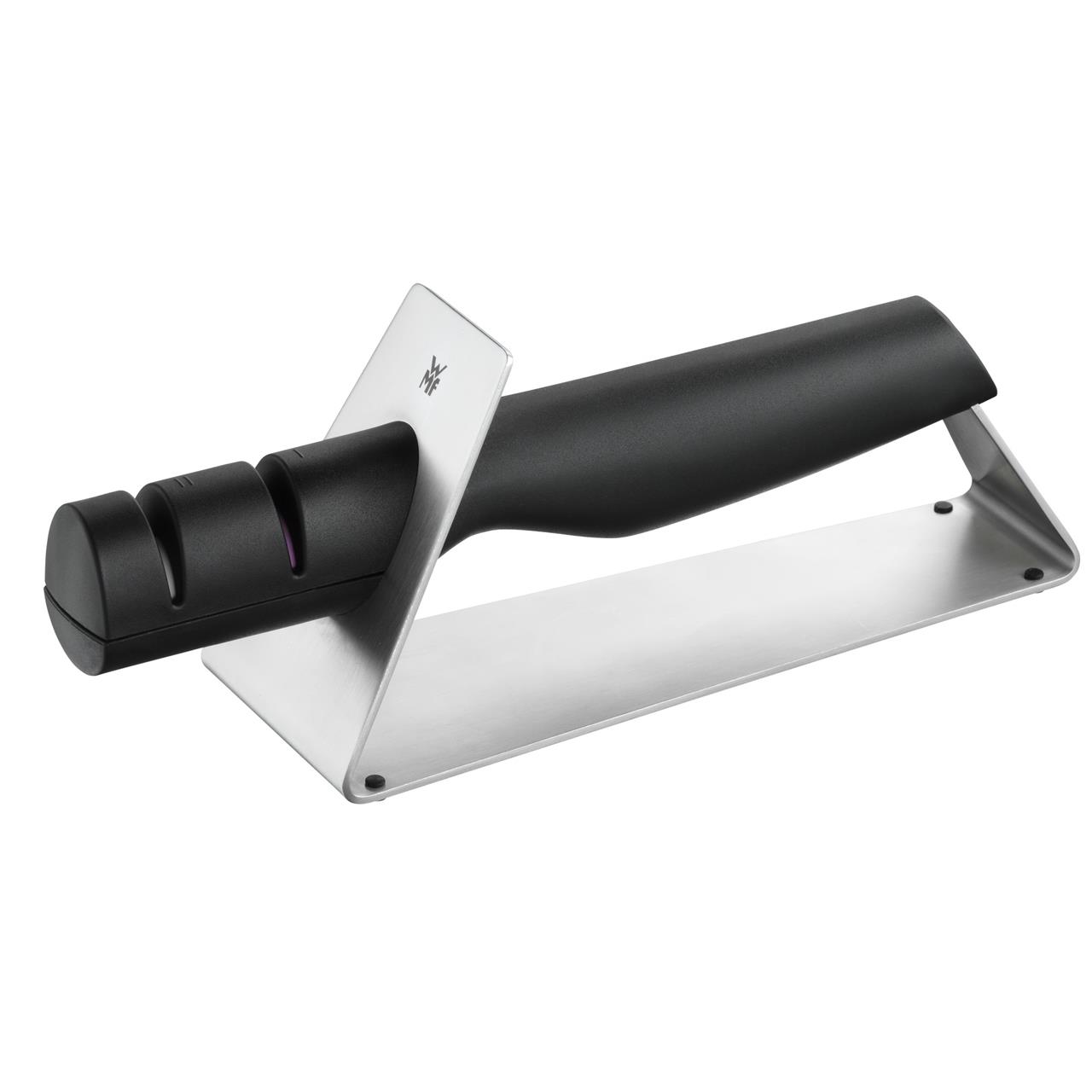 Das Bild zeigt einen Messerschärfer mit einem schwarzen Griff und einer Metallbasis. Er hat zwei Schlitze zum Schärfen von Messerklingen.