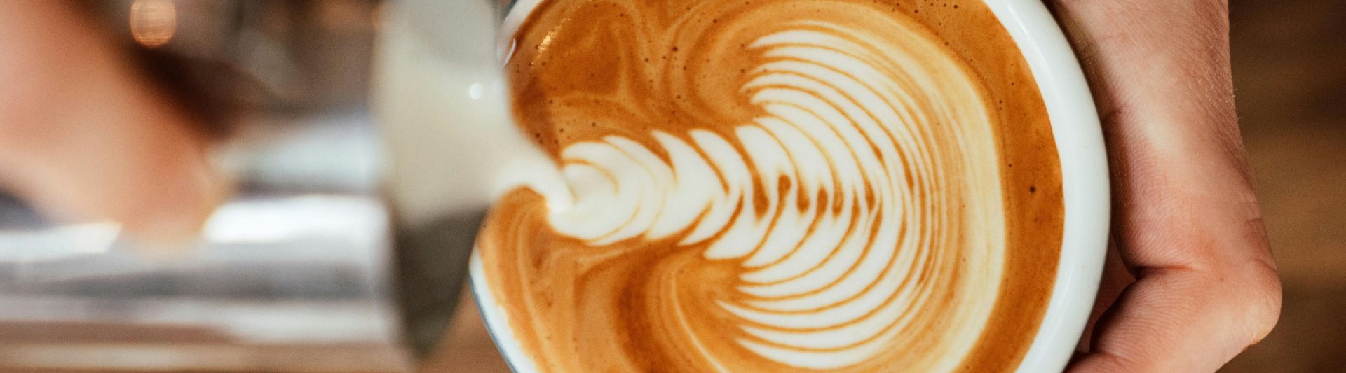 Das Bild stellt perfekten Kaffee dar. Es ist eine klare und einfache Darstellung.