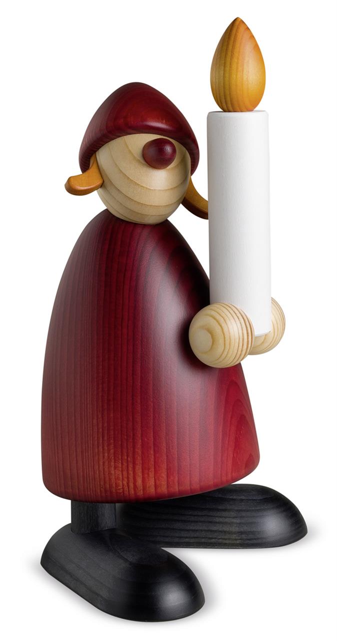 Die Abbildung zeigt eine große, aus Holz gefertigte Weihnachtsfrau mit rotem Mantel und Mütze. Sie hält eine weiße Kerze mit gelber Flamme in den Händen.