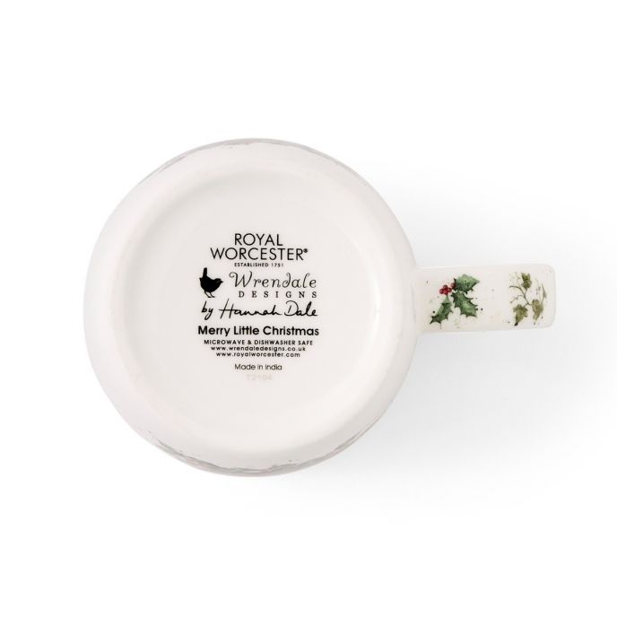 Die Unterseite einer Tasse zeigt den Aufdruck "Royal Worcester Wrendale Designs by Hannah Dale Merry Little Christmas". Am Henkel der Tasse sind grüne Weihnachtsmotive abgebildet.