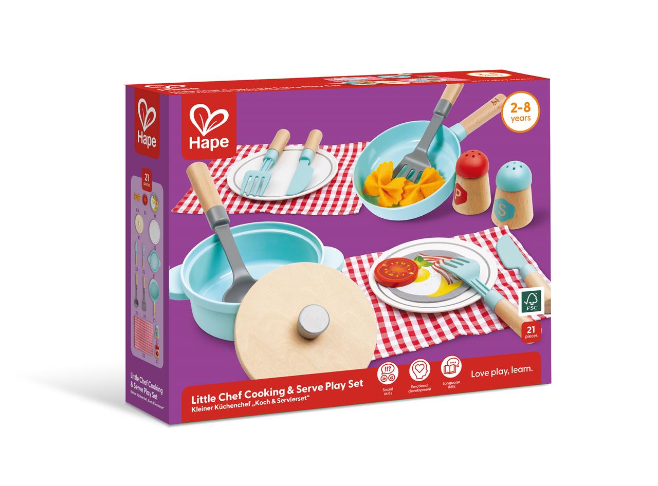 Auf dem Bild ist ein Koch- und Servierset für Kinder von Hape zu sehen. Das Set enthält Kochgeschirr, Besteck und Spielzeug-Lebensmittel für gemeinsames Spielen.