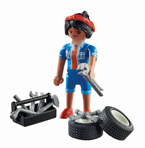 Eine Spielfigur mit rotem Kopftuch hält einen Schraubenschlüssel in der Hand. Vor ihr stehen ein Werkzeugkasten, mehrere Werkzeuge und drei Autoreifen.