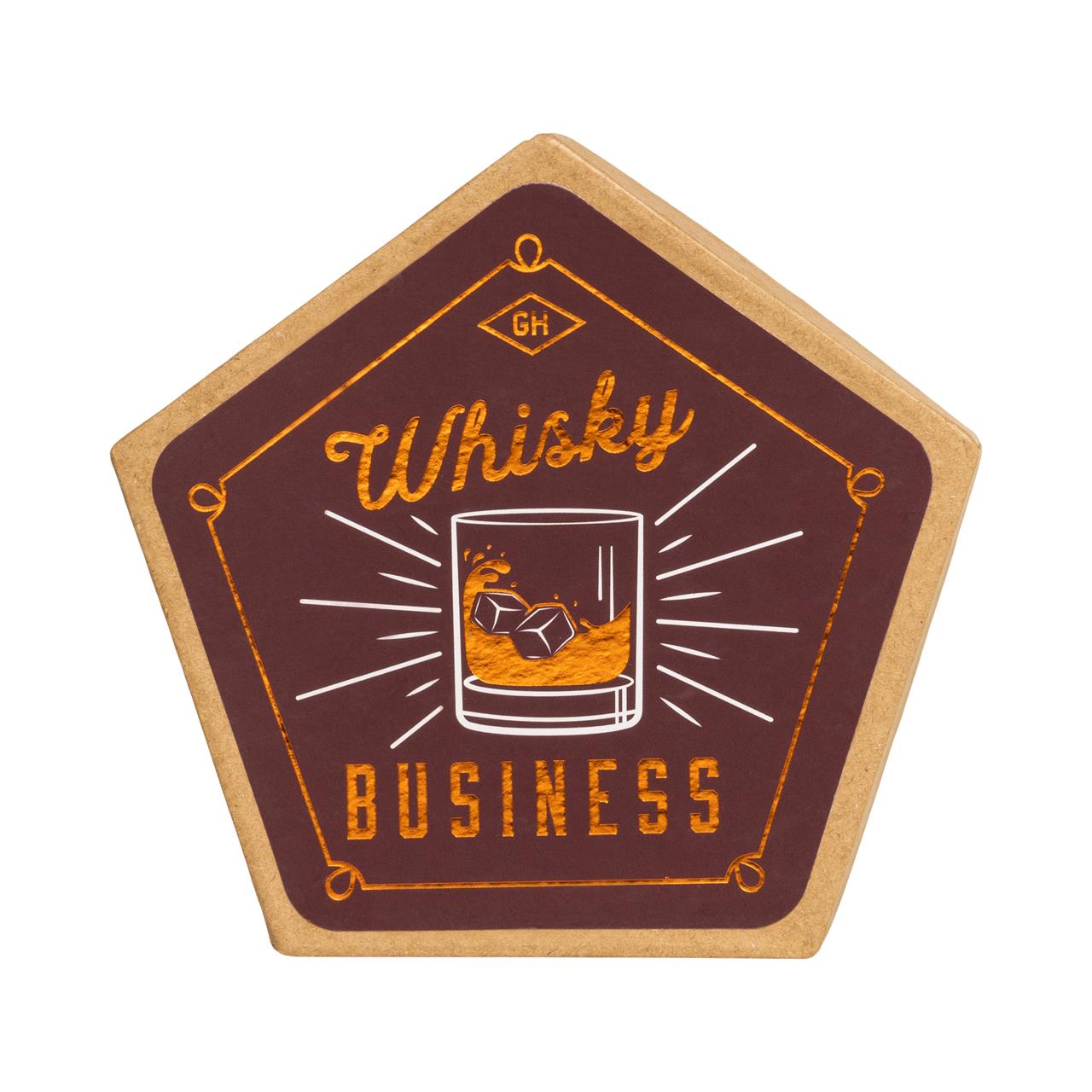 Das Bild zeigt einen fünfeckigen Keramikuntersetzer mit der Aufschrift „Whisky Business“ und einem Glas Whisky mit Eiswürfeln in der Mitte. Die Farben sind hauptsächlich braun und orange, was dem Untersetzer ein warmes und stilvolles Aussehen verleiht.